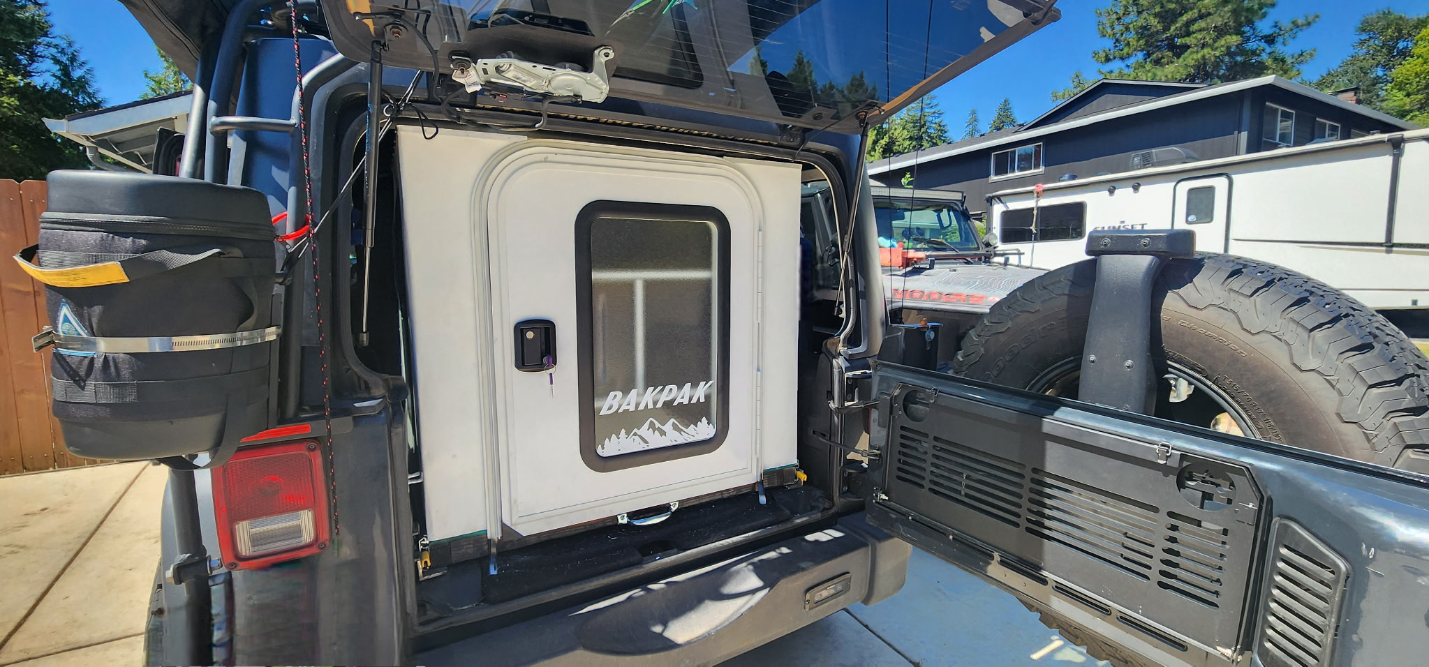 BakPak closed and road-ready on a Jeep